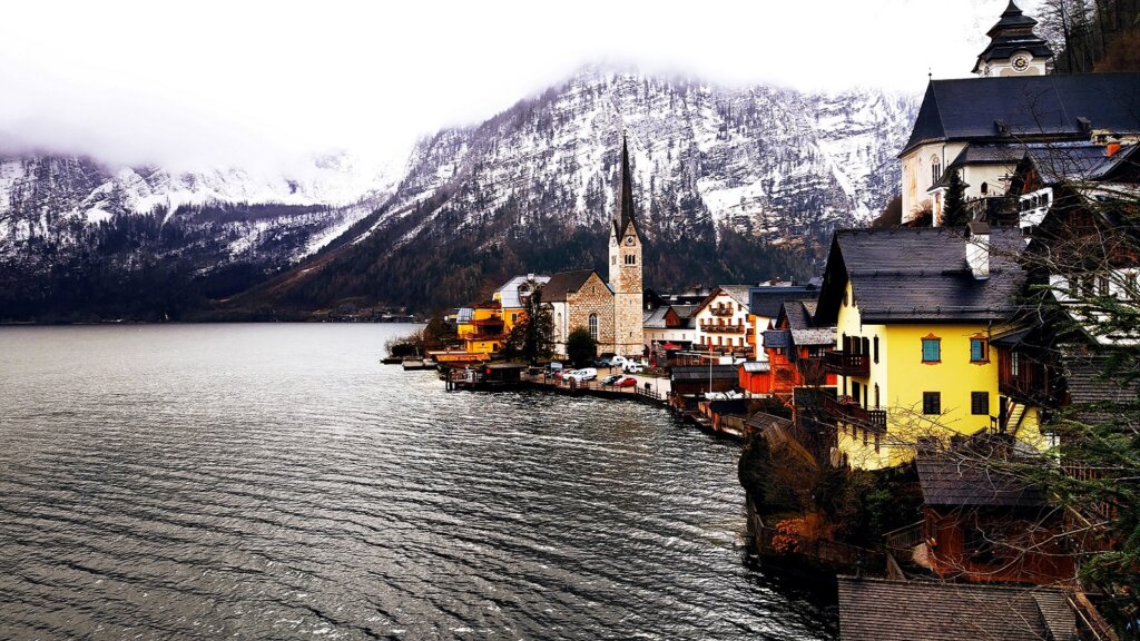 Hallstatt PostCard Angle Mobile