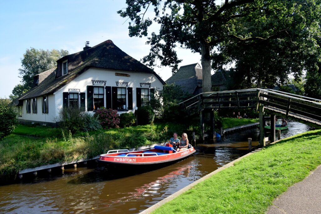 Watch Boat Riders in Giethoorn
