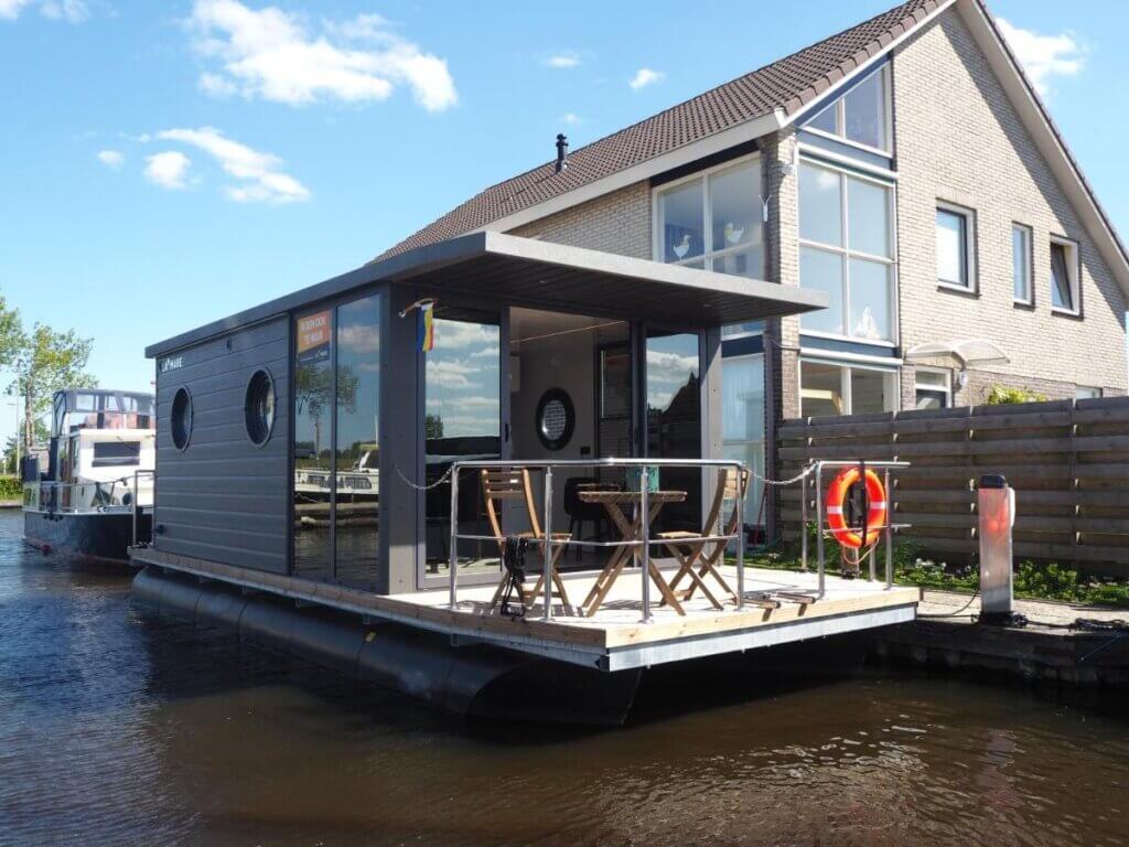Giethoorn_Bed_On_Boat