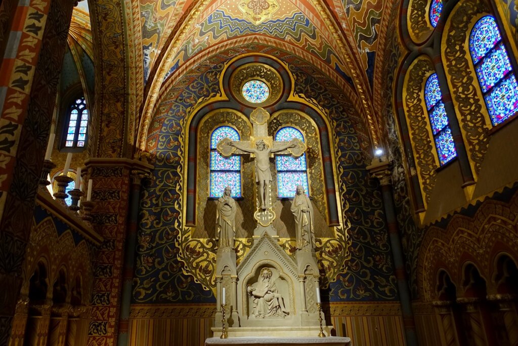 Altar inside the Matthias Church